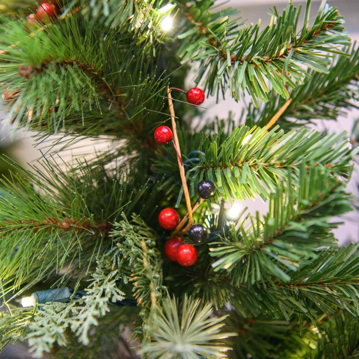 9' Mountain Pine Garland with LED Concave Lights - close-up 2